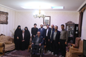حضور رئیس و کارکنان واحد استانی همدان در منزل شهیدان محمد حسین بشیری و محسن فانوسی