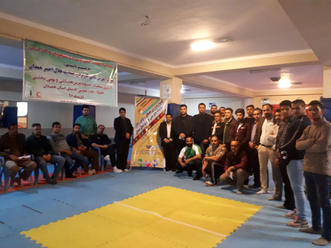 مسابقه طناب کشی از سری مسابقات جشنواره ورزش همگانی و بومی محلی دانشگاه جامع علمی کاربردی استان همدان صبح و  عصر دیروز با موفقیت برگزار شد.