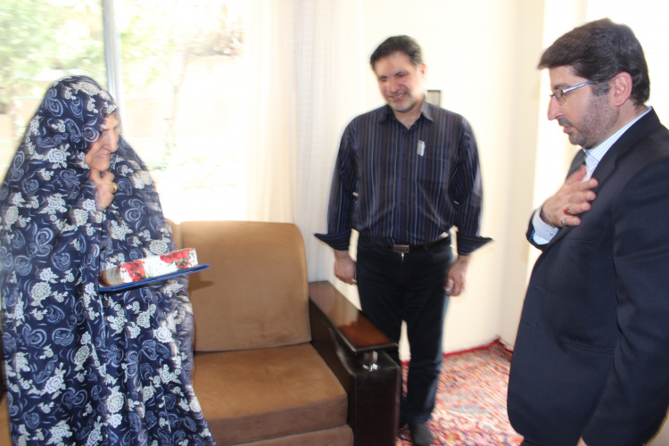 دیدار با خانواده شهدای دانشجو جهت گرامیداشت خانواده شهدا