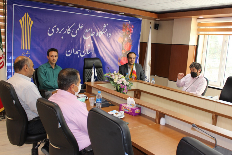 جلسه مشترک کمیته اجرایی دوره‌های آموزش عالی کوتاه مدت دانشگاه علمی کاربردی با اداره فرش سازمان صنعت و معدن استان همدان برگزار شد