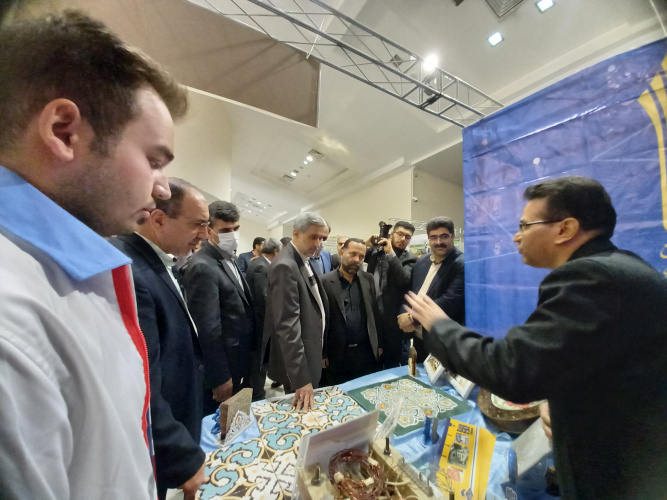 نمایشگاه هفته پژوهش و فناوری استان همدان با حضور دانشگاه جامع علمی کاربردی  برگزار گردید.