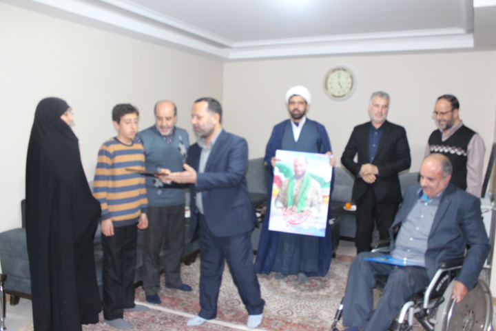 حضور رئیس و کارکنان واحد استانی همدان در منزل شهیدان محمد حسین بشیری و محسن فانوسی