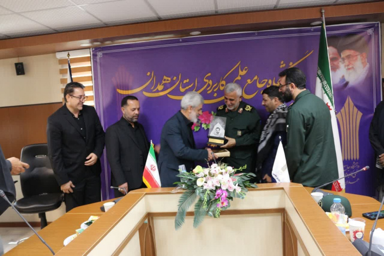 تجلیل از پدر و مادر شهید احمدی روشن و خانواده های معظم شهدای دانشگاه جامع علمی کاربردی استان همدان